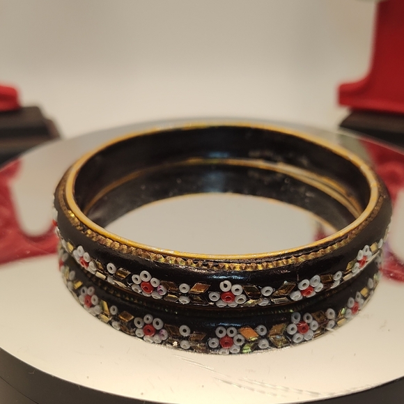 Vintage India beaded black bangle bracelet. Micro mosaic flower pattern. - Picture 2 of 3